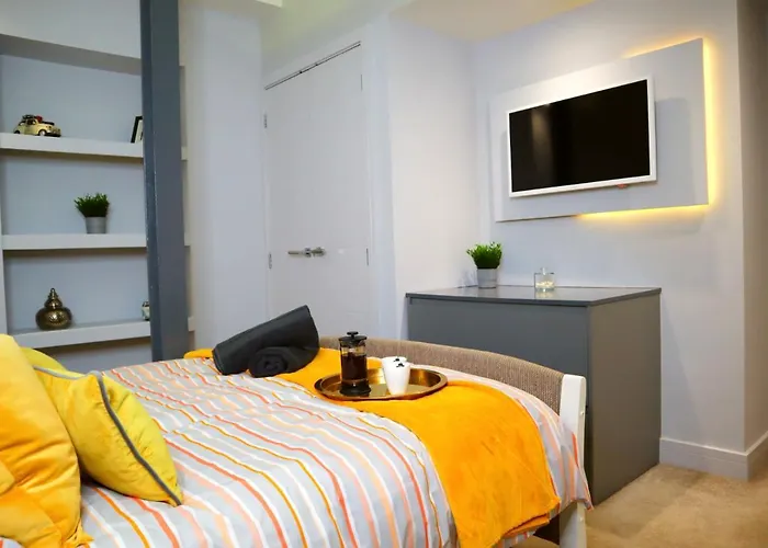 Trendy Urban Industrial - Great Location - Parking - Fast Wifi - Smart Tv - Beautiful 2 Double Bedroom Sleeps Up To 4!