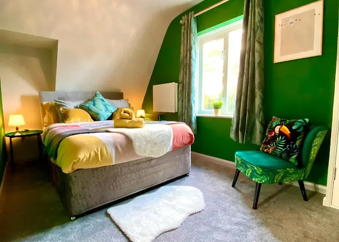 Beautiful Stylish 2 Bedroom ! - 5 Minute Walk To The Best Beach! - Great Location - Parking - Fast Wifi - Smart Tv - Newly Decorated - Sleeps Up To 6! Close To Bournemouth & Poole Town Centre & Sandbanks