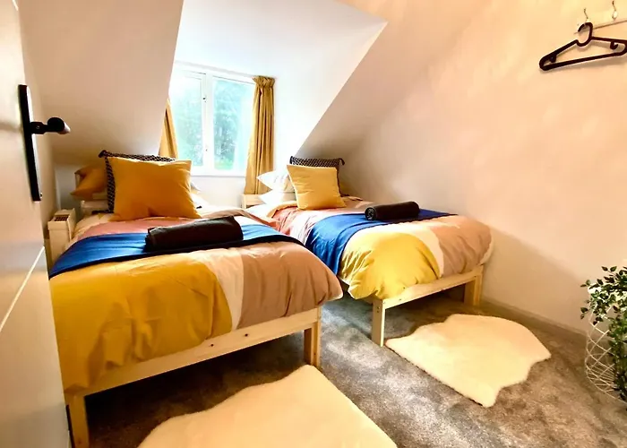 Beautiful Stylish 2 Bedroom ! - 5 Minute Walk To The Best Beach! - Great Location - Parking - Fast Wifi - Smart Tv - Newly Decorated - Sleeps Up To 6! Close To Bournemouth & Poole Town Centre & Sandbanks